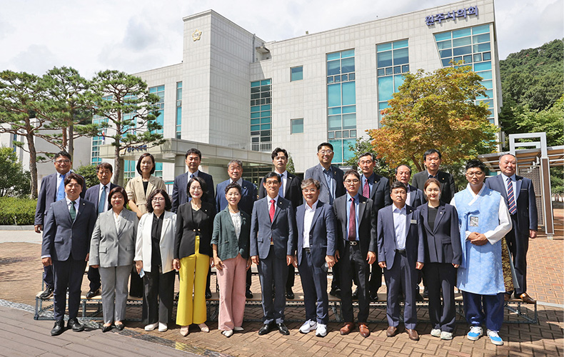 원주시의회 의원 단체 사진